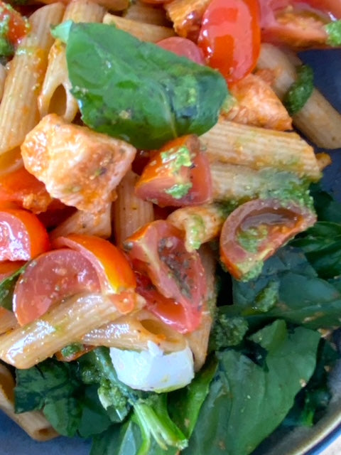 Pasta con pollo y bruscetta