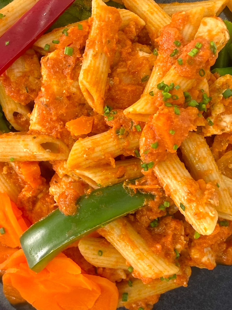 Cajun Kip met Pasta en Geroosterde Paprika