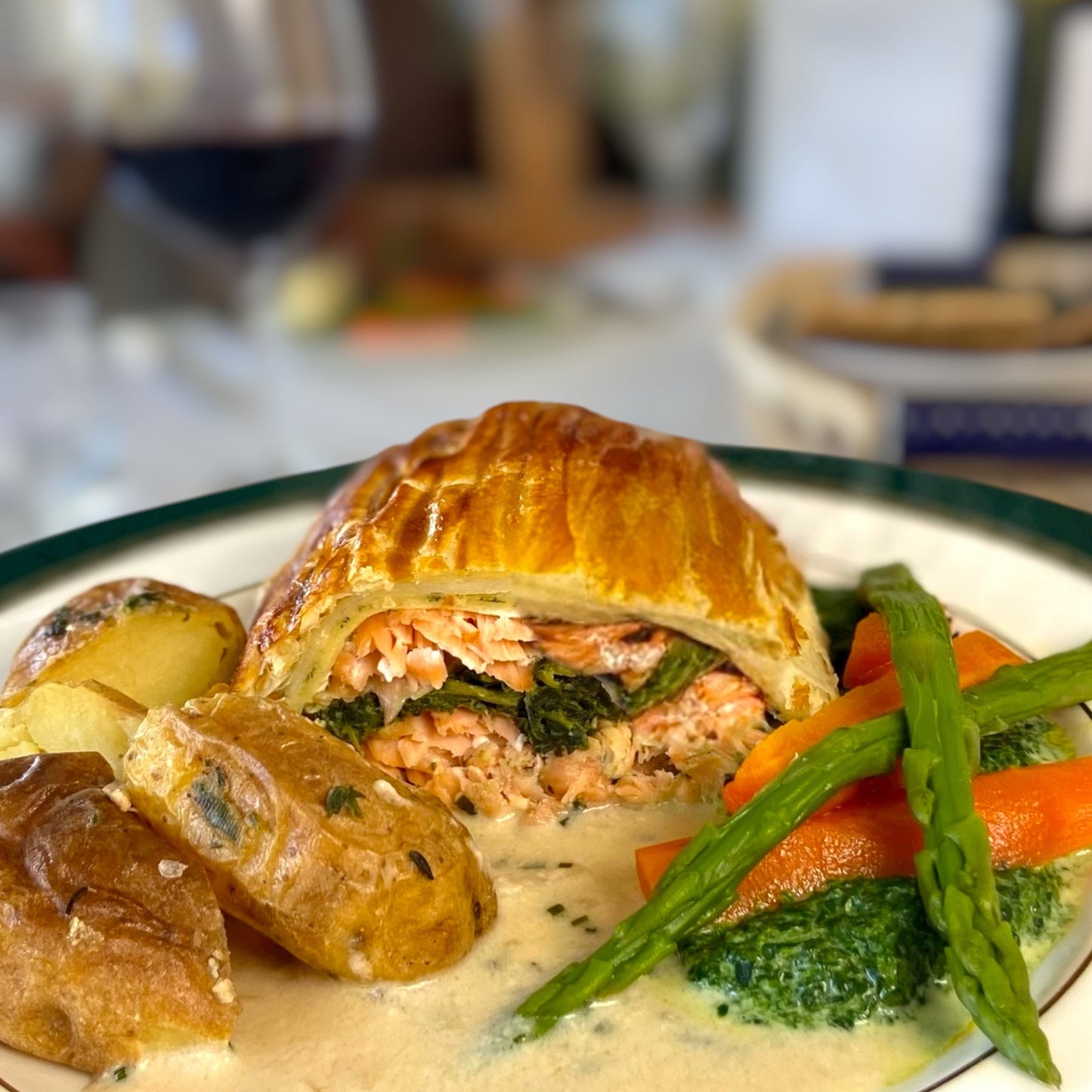 Voor 2 personen - Zalm en Croûte met Gekruide Roomspinazie, Krielaardappelen & Champagne-Bieslooksaus