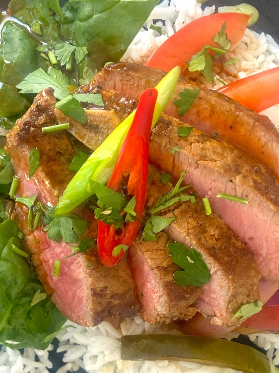 Bistec peruano, arroz y ají verde