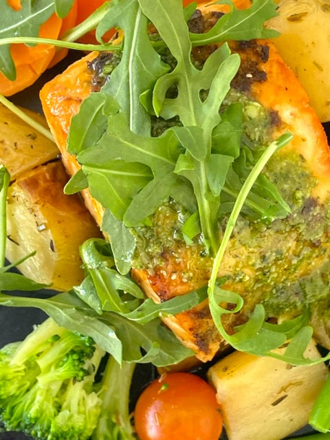Salmón al pesto con patatas crujientes