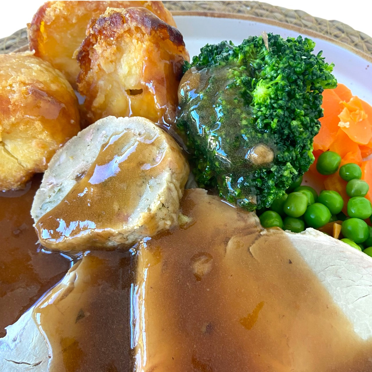 Gebraden Varkensvlees met Gebakken Aardappelen, Wortelen en Doperwten