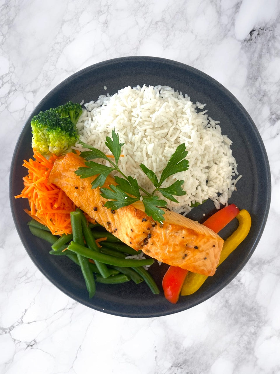 Zalm, rijst en gemengde groenten