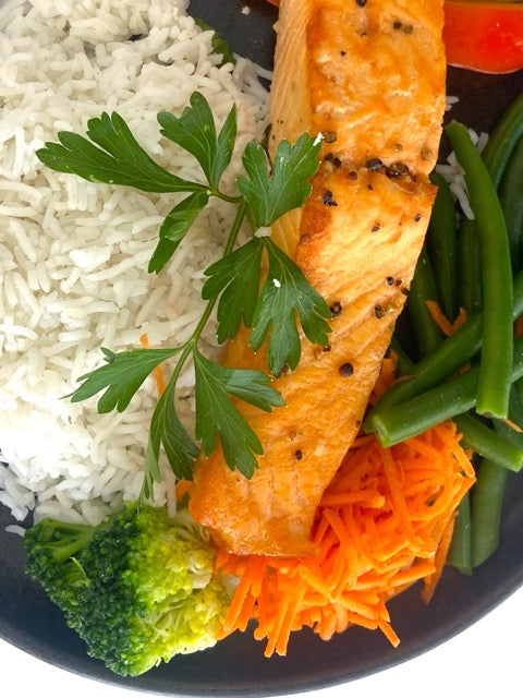 Zalm, rijst en gemengde groenten