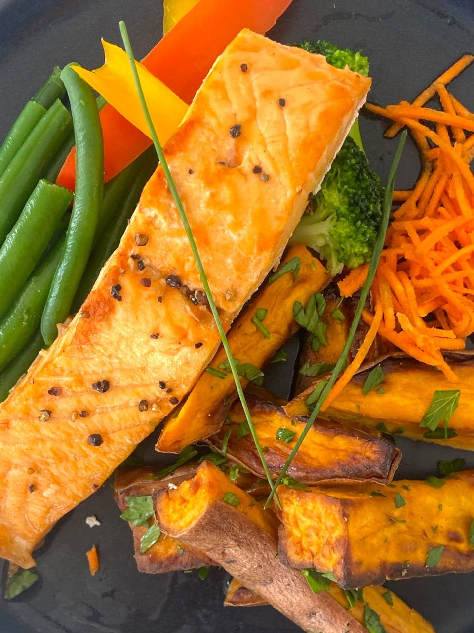 Salmón, batata y verduras mixtas