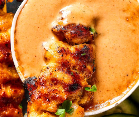 Satay de pollo con arroz