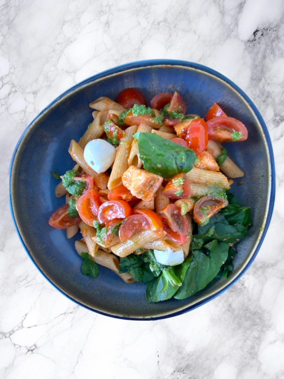 Pasta con pollo y bruscetta