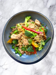 Chow mein de pollo con fideos de huevo