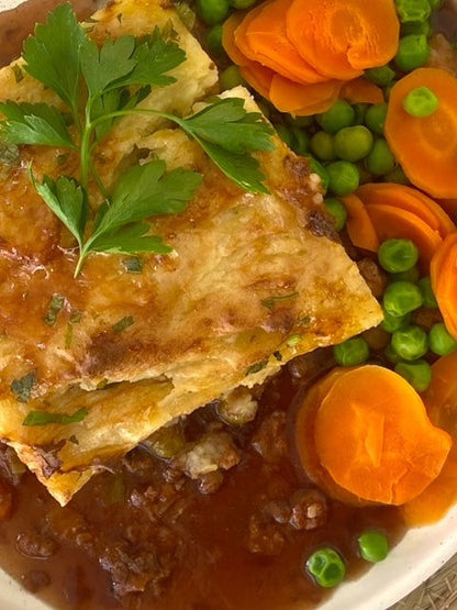 Cottage Pie with Creamy Mash and Garden Peas - Dindins