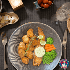 Salmón con Mantequilla de Ajo, Patatas Crujientes y Verduras