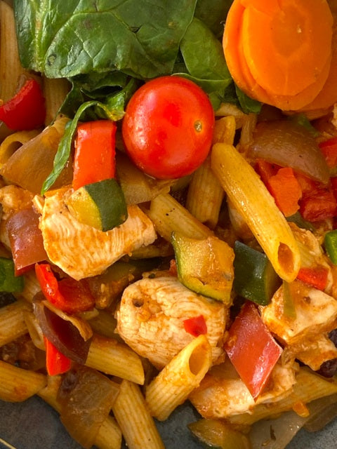 Pasta con pollo al estilo mediterráneo