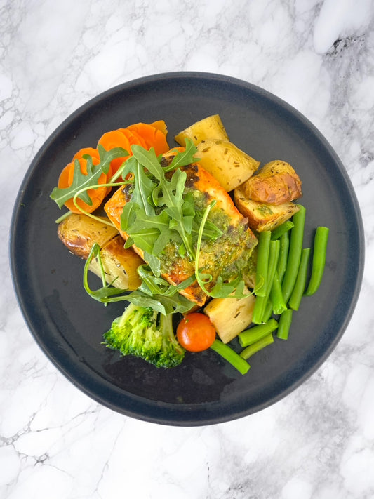 Salmón al pesto con patatas crujientes