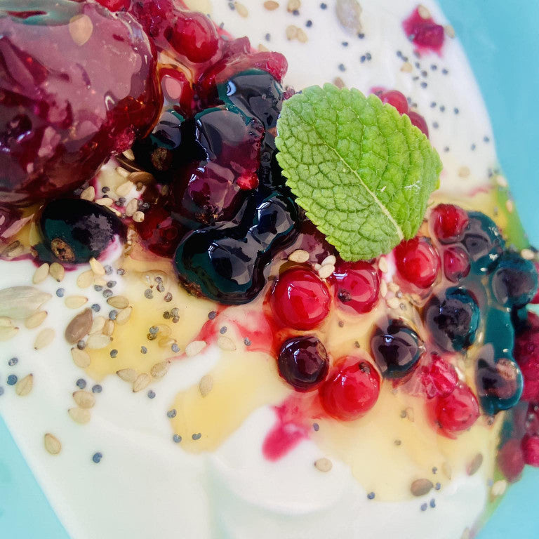 Yogur griego con frutos rojos